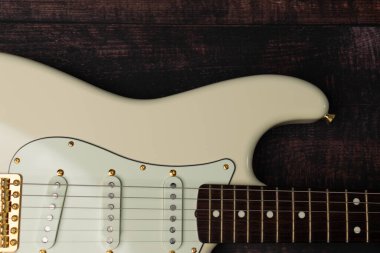 Olimpik beyaz gitarı ahşap bir arka planda kapat