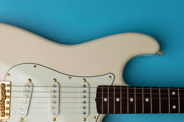Olimpik beyaz gitarın mavi arka planda yakın plan