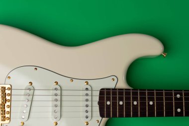 Yeşil arka planda olimpik beyaz gitarı kapat