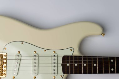 Beyaz arka planda olimpik beyaz gitarı kapat