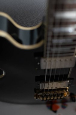 Siyah blues rock yarı boş gövde elektro gitar