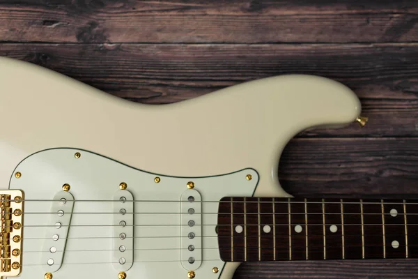 Olimpik beyaz gitarı ahşap bir arka planda kapat