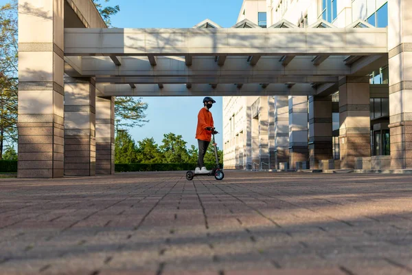 Jonge Jongen Draagt Een Oranje Jas Zwarte Helm Zwart Masker — Stockfoto