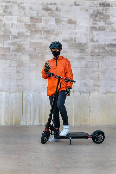 Jonge Jongen Draagt Een Oranje Jas Zwarte Helm Zwart Masker — Stockfoto