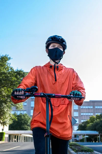 Jonge Jongen Draagt Een Oranje Jas Zwarte Helm Zwart Masker — Stockfoto