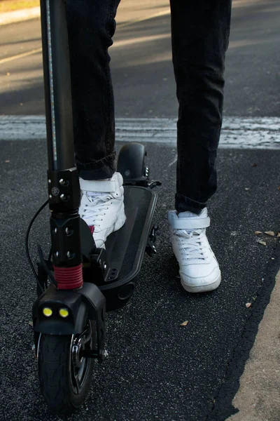 Közelkép Egy Elektromos Robogóról Egy Fiatal Fiú Cipőjéről Utcán — Stock Fotó