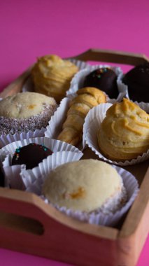 Pişmiş tatlılar tamamen Şili, taze ve lezzetli çay zaman veya mola zamanında paylaşmak için.