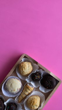 Pişmiş tatlılar tamamen Şili, taze ve lezzetli çay zaman veya mola zamanında paylaşmak için.