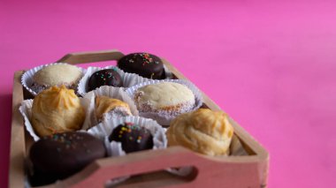 Pişmiş tatlılar tamamen Şili, taze ve lezzetli çay zaman veya mola zamanında paylaşmak için.