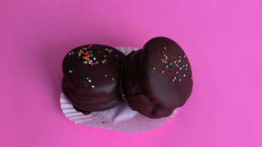 Pişmiş tatlılar tamamen Şili, taze ve lezzetli çay zaman veya mola zamanında paylaşmak için.