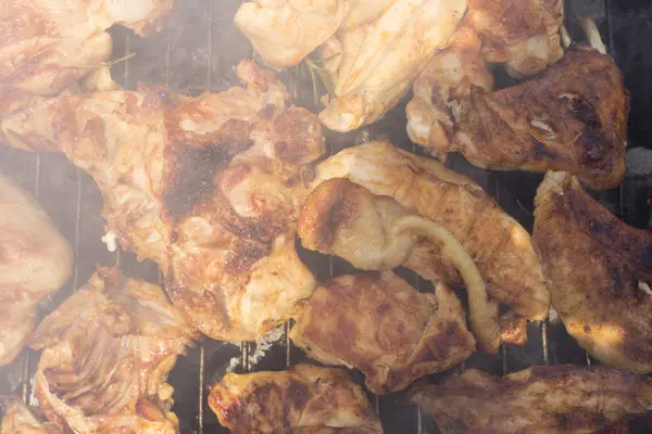 シャキッとした鶏のグリル ローズマリーと喫煙バーベキュー肉 — ストック写真