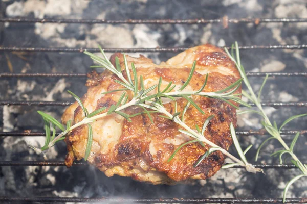 Gegrilde Zonder Been Kippenvlees Roken Barbecue Met Rozemarijn — Stockfoto