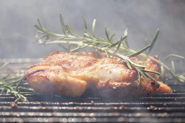 Gegrilltes Hühnerfleisch Auf Räuchergrill Mit Rosmarin — Stockfoto