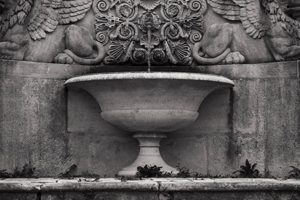 Old Stone Picie Fontanna Fotografii Czarno Białe — Zdjęcie stockowe