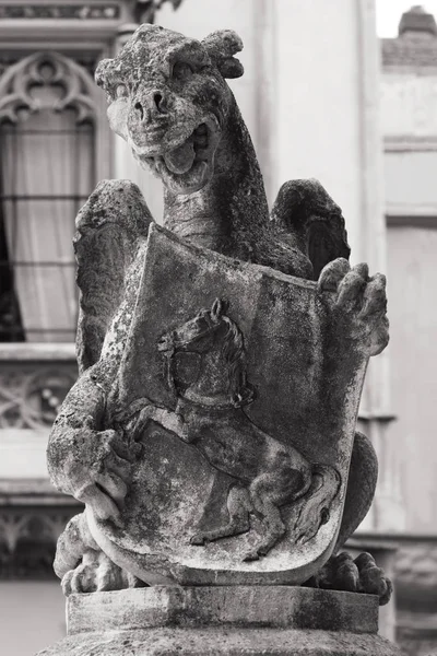 中世の城での神秘的な生き物ガーゴイル石像 — ストック写真
