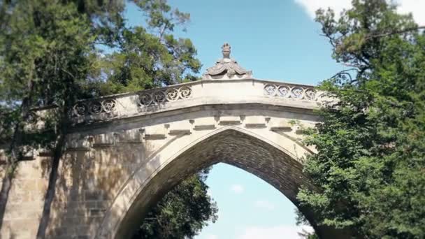 Starý Kamenný Most Zámku Laxenburg Rakousku Střílel Pohybu Lodi — Stock video