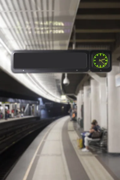 Stazione Della Metropolitana Con Blanko Schedule Board — Foto Stock