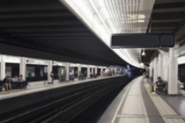 Stazione Della Metropolitana Con Blanko Schedule Board — Foto Stock