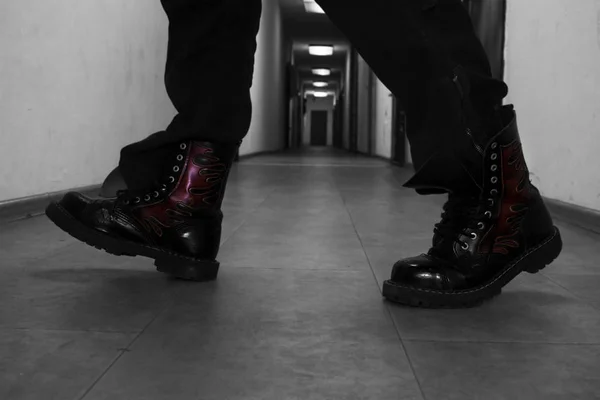 メンズの革高い戦闘ブーツで長い廊下 — ストック写真