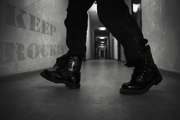 Männer Leder Kampfstiefel Einem Langen Flur Mit Text Halten Rockin — Stockfoto