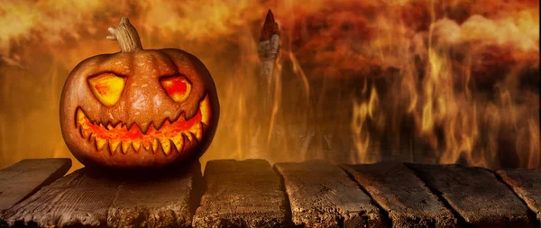 Жуткий Хэллоуин Тыква Деревянном Столе Ночью Mistery Horror Background Кладбищем — стоковое фото