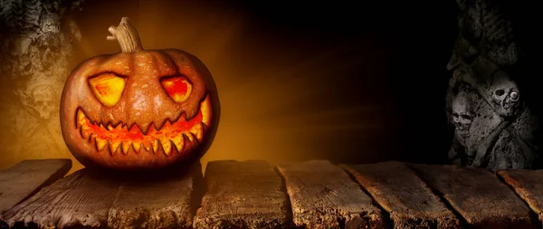 Жуткая Хэллоуинская Тыква Деревянном Столе Ночью Иллюстрация — стоковое фото