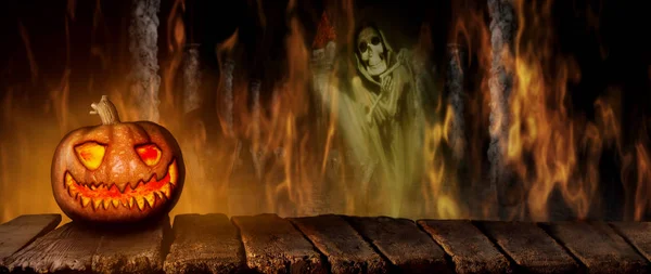 夜の木のテーブルに不気味なハロウィーンのカボチャ ミステリー ホラー墓地 死死神 煙と火の イラスト背景 — ストック写真
