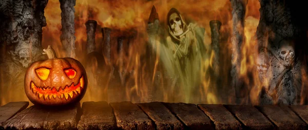可怕的万圣节南瓜在木桌上的夜晚 与错误的恐怖背景与公墓 死亡收割者 烟雾和火3D — 图库照片