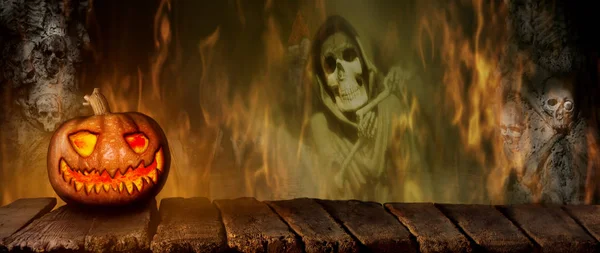 可怕的万圣节南瓜在木桌上的夜晚 与错误的恐怖背景与公墓 死亡收割者 烟雾和火3D — 图库照片