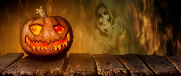 Spooky Halloween Pumpa Ett Träbord Natten Med Mysterium Skräck Bakgrund — Stockfoto
