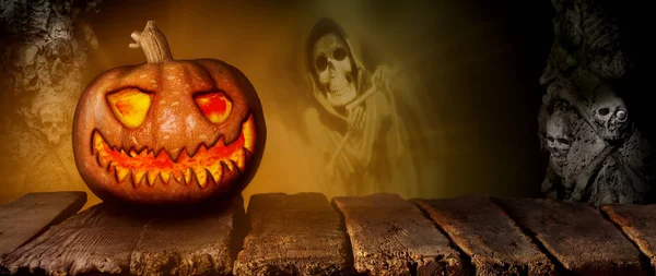 Zucca Halloween Spettrale Tavolo Legno Notte Con Sfondo Mistery Horror — Foto Stock