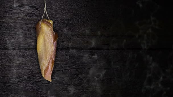 Weißes Hühnerfleisch Hängt Seil Vor Rustikalem Holzhintergrund Während Der Räucherkammer — Stockvideo