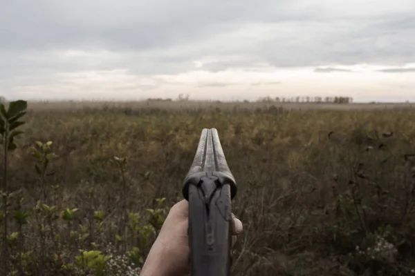 Caçador Com Velho Rifle Caça Espera Rezar Floresta — Fotografia de Stock