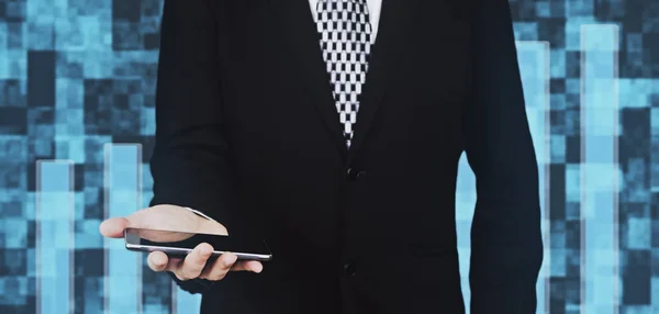 Empresário de terno preto e gravata segurando Smartphone na mão contra fundo futurista — Fotografia de Stock