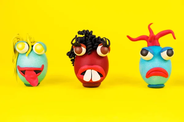 Ovos de Páscoa Personagens dos desenhos animados com olhos de plasticina, boca e cabelo tendo um rosto expressivo — Fotografia de Stock