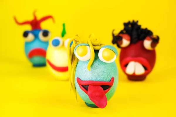 Ovos de Páscoa Personagens dos desenhos animados com olhos de plasticina, boca e cabelo tendo um rosto expressivo — Fotografia de Stock