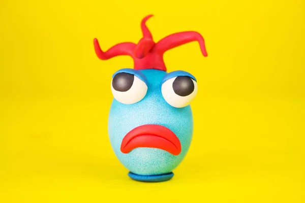 Caráter Cartoonish do ovo de Páscoa com olhos de plasticina, boca e cabelo que têm uma cara expressiva — Fotografia de Stock
