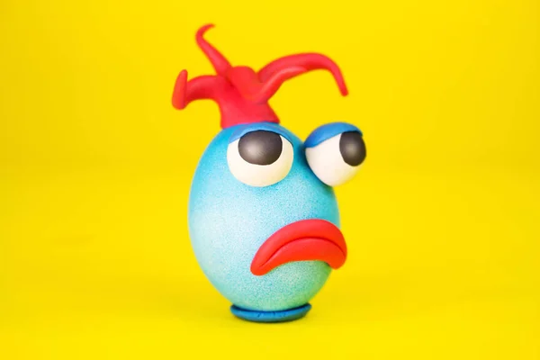 Caráter Cartoonish do ovo de Páscoa com olhos de plasticina, boca e cabelo que têm uma cara expressiva — Fotografia de Stock