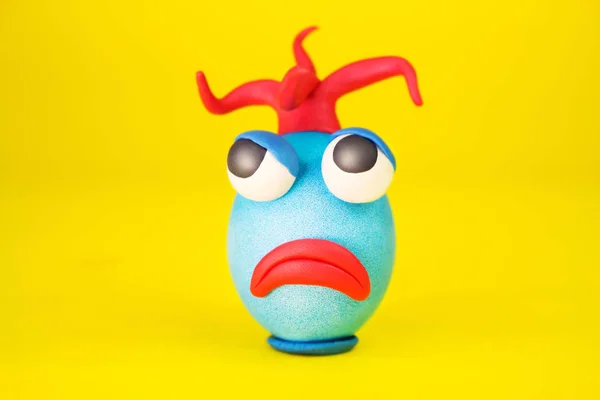 Personaje de dibujos animados de huevo de Pascua con ojos de plastilina, boca y cabello con una cara expresiva —  Fotos de Stock