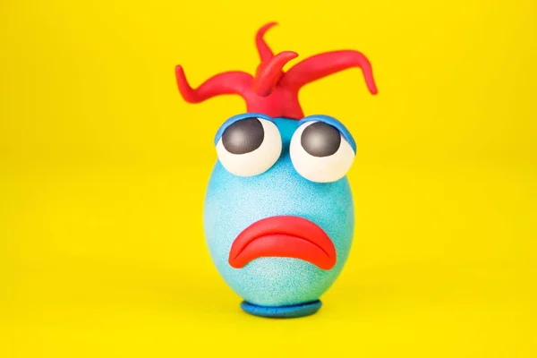 Personaje de dibujos animados de huevo de Pascua con ojos de plastilina, boca y cabello con una cara expresiva —  Fotos de Stock