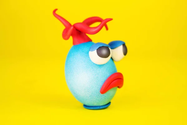 Пасхальне яйце мультяшним характер з пластиліну очей, рота і волосся, маючи виразні обличчя — стокове фото