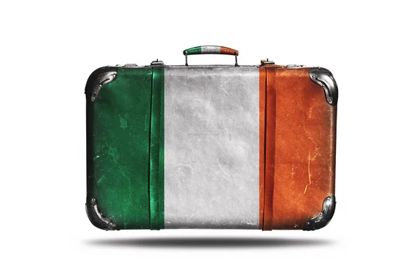 Maleta de viaje de cuero vintage con bandera de Irlanda aislada sobre fondo blanco — Foto de Stock