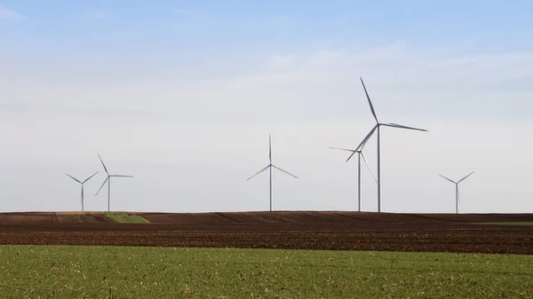 Parque de turbinas eólicas. Energía renovable verde. Concepto de Tecnología Eléctrica — Foto de Stock