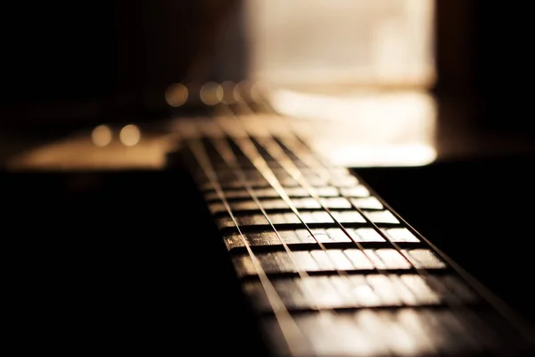 Акустическая гитара в музыкальной студии закрывается — стоковое фото