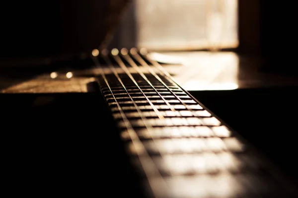 Akoestische gitaar in muziek studio close-up — Stockfoto