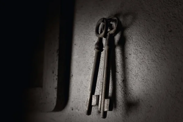 Oude geroeste sleutels hangen aan de muur — Stockfoto