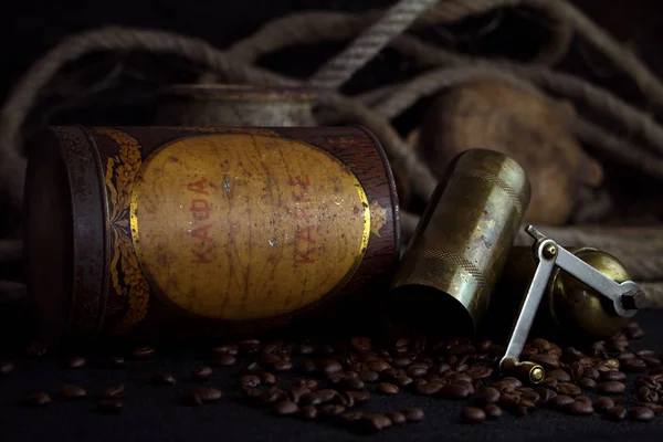 Vintage rouillé boîte d'étain de café et broyeur avec grains de café sur un fond rustique — Photo