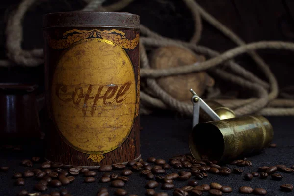 Vintage rouillé boîte d'étain de café et broyeur avec grains de café sur un fond rustique — Photo