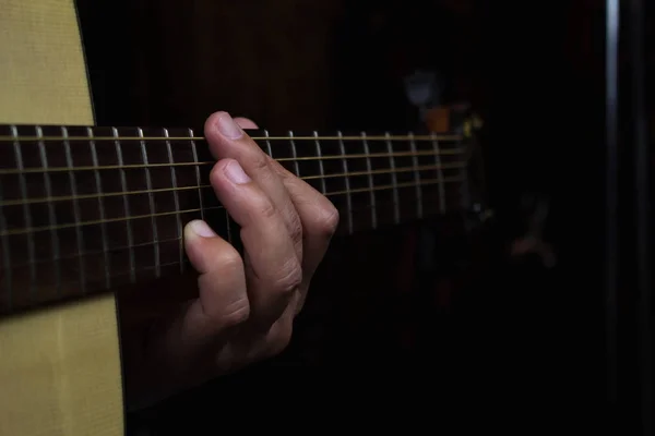 Realización del guitarrista acústico. Guitarrista tocando en Music Studio — Foto de Stock