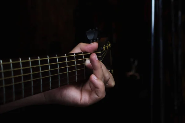 Realización del guitarrista acústico. Guitarrista tocando en Music Studio — Foto de Stock